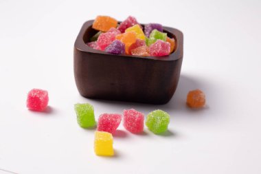 Beyaz arka planda renkli jöle