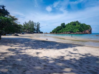 Khiri Han 'ı çalıştır. Tayland. 18 Haziran 2020. Deniz manzarası parlak. İnsanlar tatile gelir..