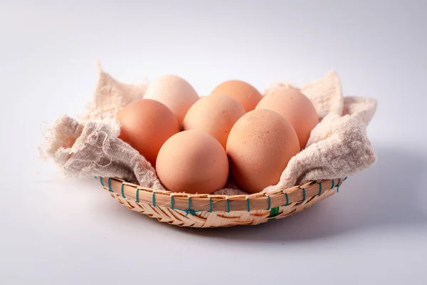 Eier Korb Weißer Hintergrund Kopierraum — Stockfoto