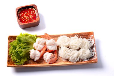 Pirinç vermicelli taze karides salatası.