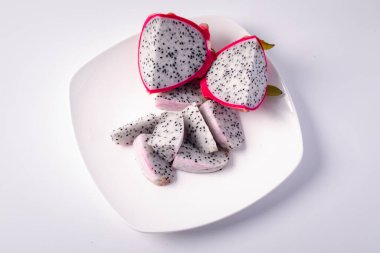 Beyaz arkaplanda Ejder Meyvesi