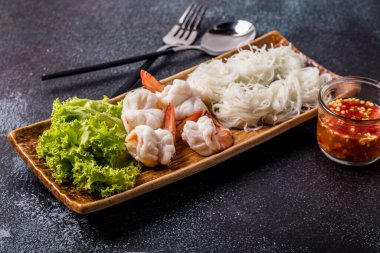 Pirinç vermicelli taze karides salatası.