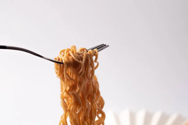 Łyżka Widelec Scooping Instant Noodles — Zdjęcie stockowe