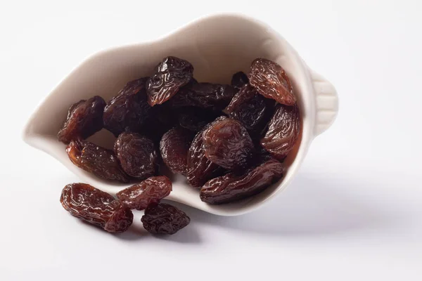 Cassis Dans Une Tasse Céramique Blanche Sur Fond Blanc — Photo