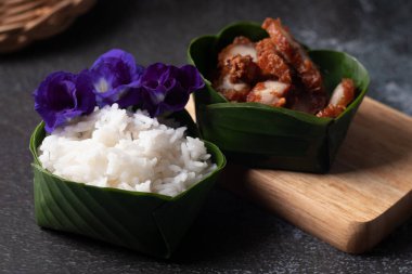 Muz yapraklı krathong 'da kızarmış domuz pirinci.