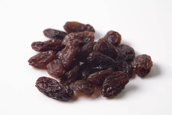 Raisins Secs Noirs Sur Fond Blanc — Photo