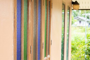 Cam pencere, ahşap çerçeve, eski tarz.