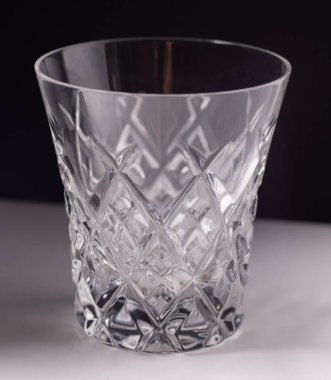 Siyah arkaplanda şeffaf cam boşluk