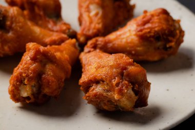 Tabakta kızarmış tavuk budu.