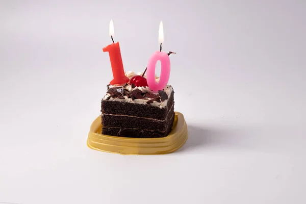 Der Schokoladenkuchen Hat Oben Kerzen Auf Weißem Hintergrund — Stockfoto