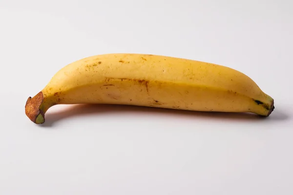 Eine Banane Auf Weißem Hintergrund Kopierraum — Stockfoto