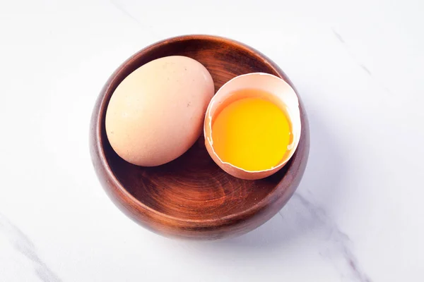 Dos Huevos Pollo Una Taza Madera Sobre Fondo Blanco — Foto de Stock