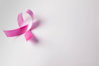 Pembe kurdele göğüs kanseri farkındalığı ayı, sağlık sigortası, Uluslararası Kadınlar Günü ve Dünya Kanser Günü konsepti, beyaz arka planda, kopyalama alanı