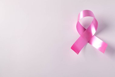 Pembe kurdele göğüs kanseri farkındalığı ayı, sağlık sigortası, Uluslararası Kadınlar Günü ve Dünya Kanser Günü konsepti, beyaz arka planda, kopyalama alanı