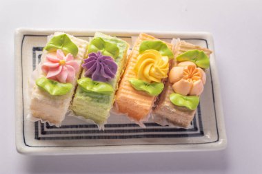 Beyaz arkaplanda 4 parça kek