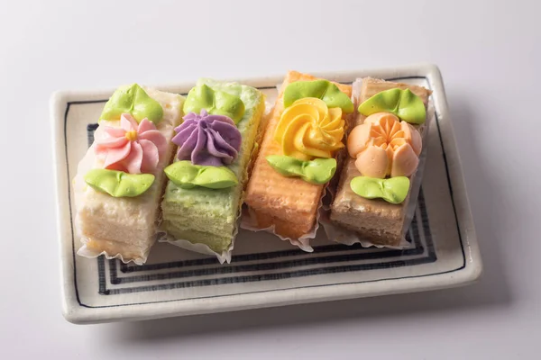 Piezas Pasteles Sobre Fondo Blanco — Foto de Stock