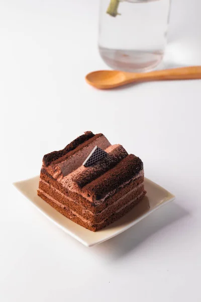Der Schokoladenkuchen Liegt Auf Einem Teller Auf Weißem Hintergrund — Stockfoto