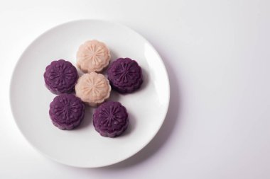 Tayland tatlısı. Kızarmış fasulye, mor ve gri, beyaz tabakta.