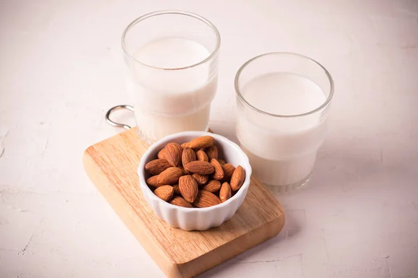 Ferme Amandes Dans Une Tasse Céramique Blanche Verre Lait — Photo