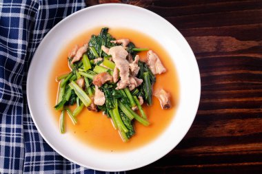 Kızarmış Kanton sebzelerini domuz etiyle karıştır.