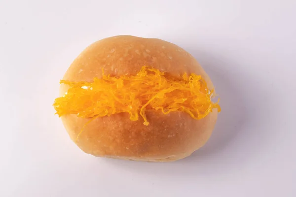 白い背景にクリームと金色の糸でパン — ストック写真