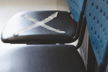 Mesafeli siyah ofis sandalyesi