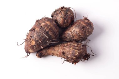 Beyaz arkaplanda kaynamış taro