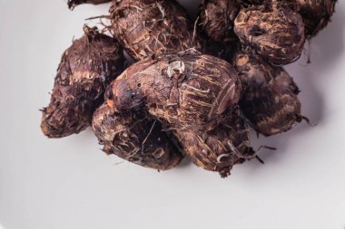 Beyaz arkaplanda kaynamış taro