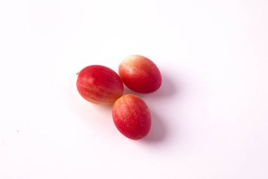 Beyaz arka planda 3 kireç meyvesi olan mango esniyor..