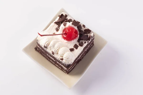 Bolo Camada Chocolate Com Cerejas Cima Fundo Branco — Fotografia de Stock