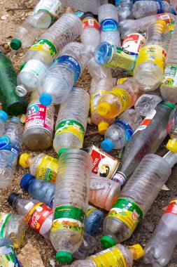 Prahuap Khiri Khan, Tayland, 1 Eylül 2020. Plastik şişe atığı fotoğrafı..