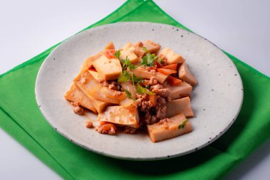 Kızarmış soya peyniri ve yeşil peçete.