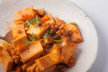 Kızarmış soya peyniri ve yeşil peçete.