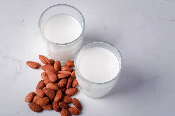 Закрывай Миндаль Белой Керамической Чашке Стакане Молока — стоковое фото