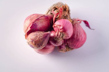 Beyaz arka planda bir sürü arpacık soğanı