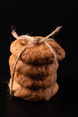 Siyah arkaplana istiflenmiş çerezler.