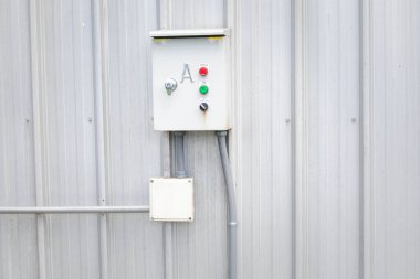 Elektrik kontrol dolabı duvara bağlı..