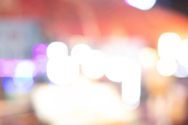 Tayland 'daki tapınak fuarının bokeh arka planına sahip bulanık ışık. Soyut bulanık dairesel bokeh arkaplan.