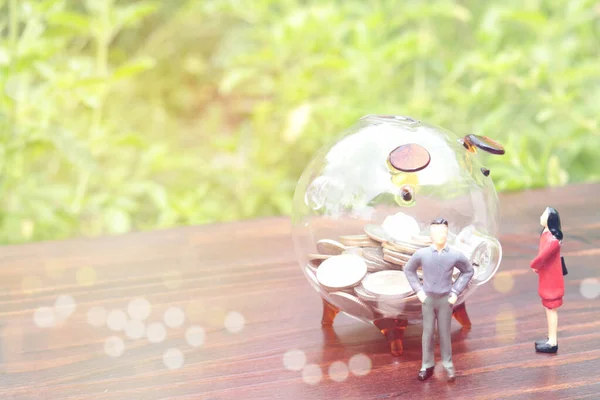 Miniatuur Mensen Piggy Bank Voor Het Opslaan Van Doel Concept — Stockfoto