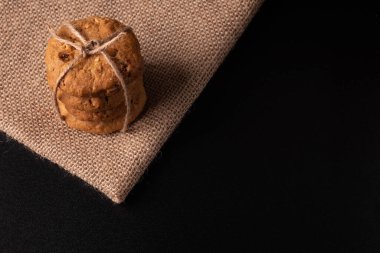 Siyah arkaplana istiflenmiş çerezler.