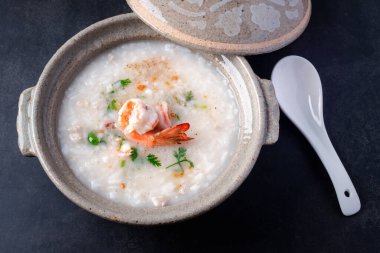 Karides haşlanmış pirinç ya da siyah arka planda haşlanmış deniz ürünleri..