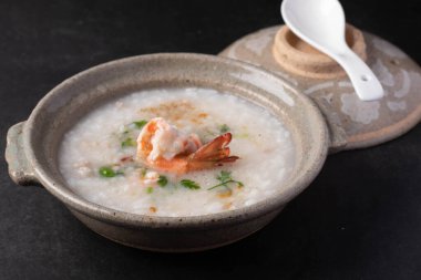 Karides haşlanmış pirinç ya da siyah arka planda haşlanmış deniz ürünleri..