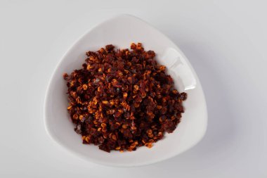 Beyaz seramik bardakta kırmızı biber.