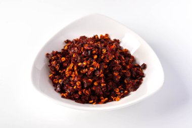 Beyaz seramik bardakta kırmızı biber.