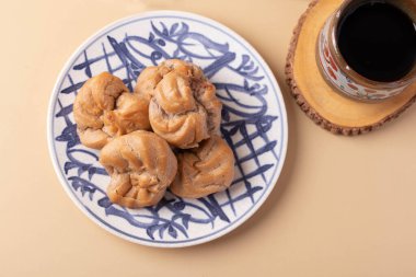 Lezzetli ekler ve bir fincan kahve.