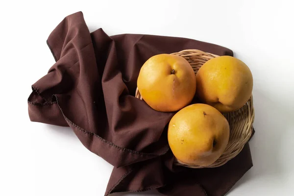 ウィカーバスケットの梨の果実 — ストック写真
