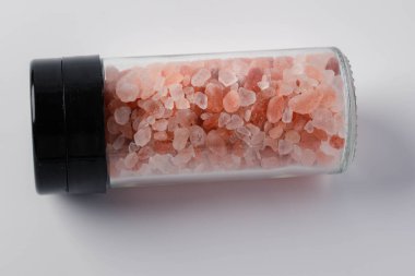 Himalaya tuzu beyaz arkaplanda