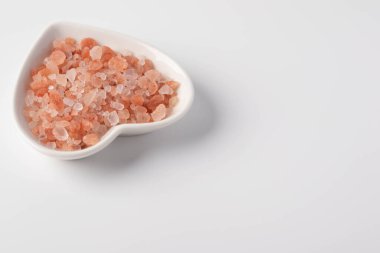 Himalaya tuzu beyaz arka planda beyaz seramik bardakta