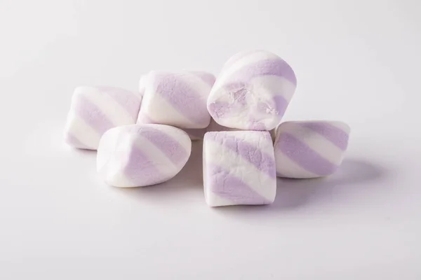 白色背景上的紫色棉花糖 — 图库照片
