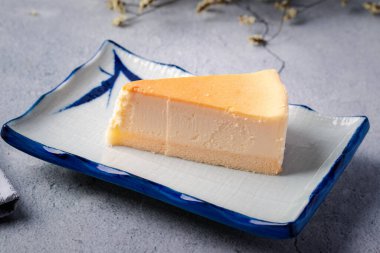 Tatlı olarak ev yapımı peynirli kek. Vanilyalı peynirli kek.